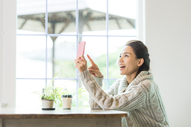 スマホを持つ女性